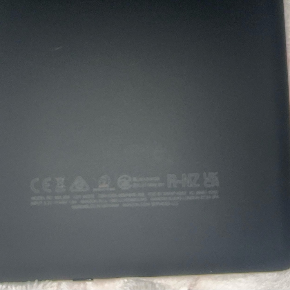 Kindle Paperwhite (8GB) w/ Case - Picture 6 of 11